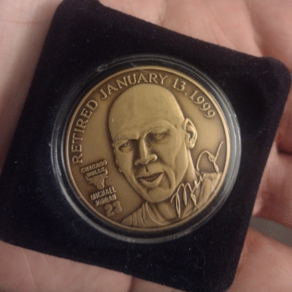 MICHAEL JORDAN SIGNATURE ENGRAVED BULLS MEMORABILIA RETIREMENT COIN&COA &POSTERS